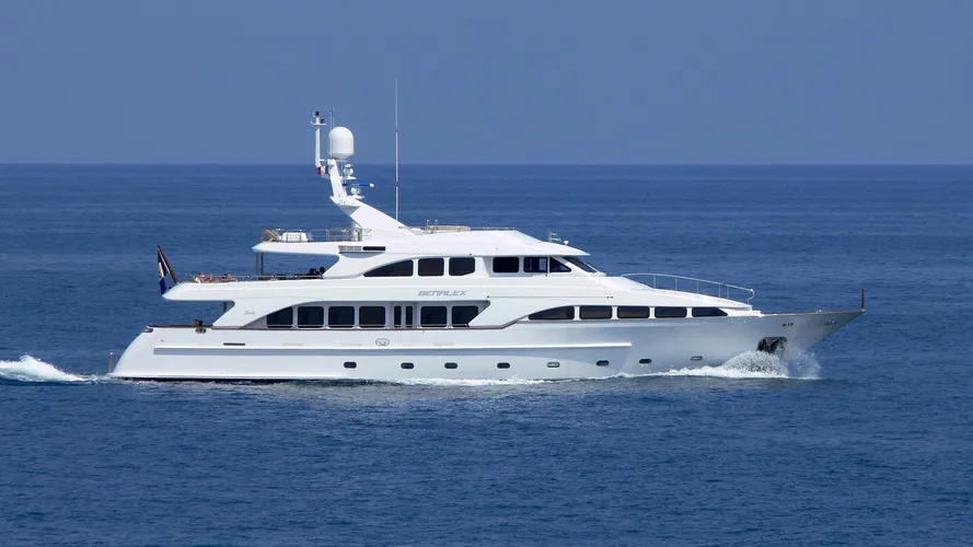 al-madhoub-yacht-exterior