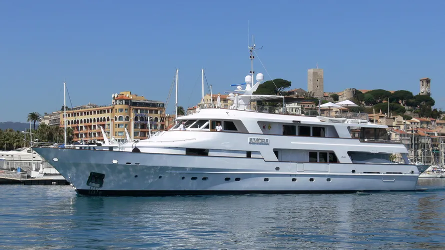 amoha-yacht-exterior
