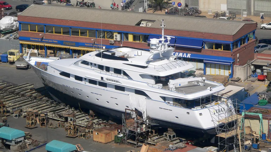 tully-yacht-exterior