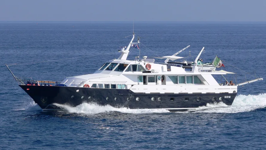 schou-quy-ii-yacht-exterior