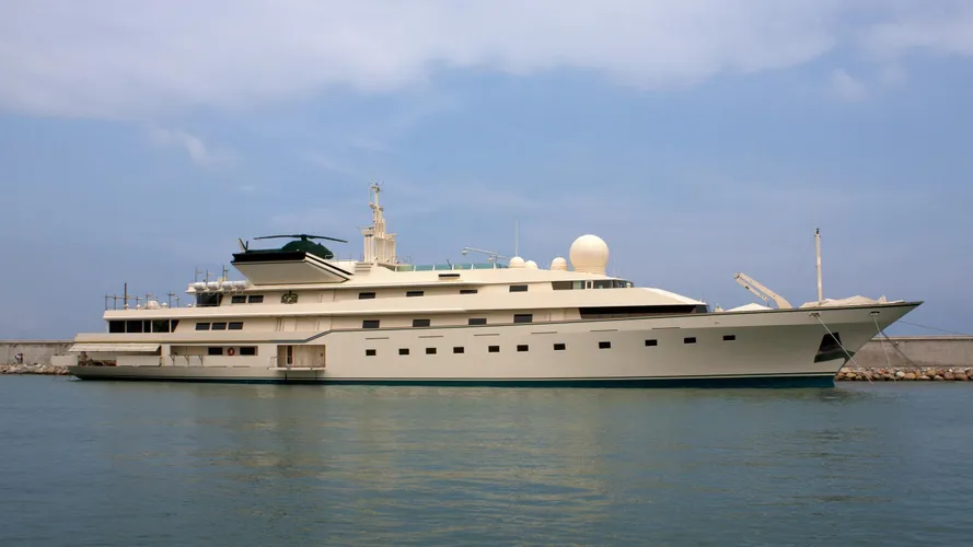 kingdom-5kr-yacht-exterior