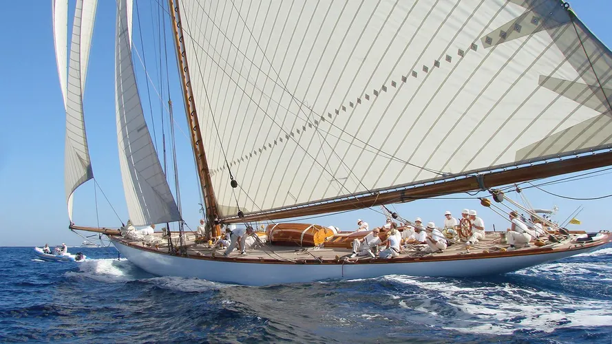 mariquita-yacht-sailing-stern