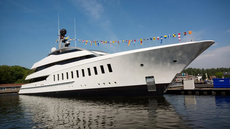 halo-yacht-exterior-launch