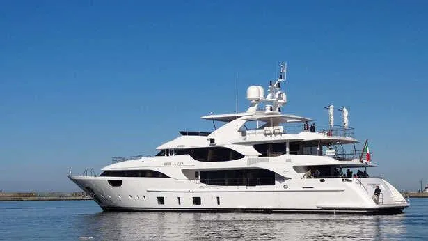 super yacht luna