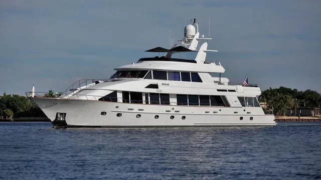 inspired dumb luck motoryacht crescent 39m 2000 half profile