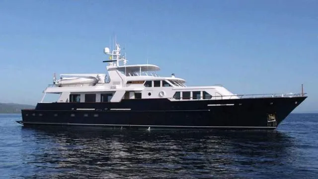 super-yacht-casual-water