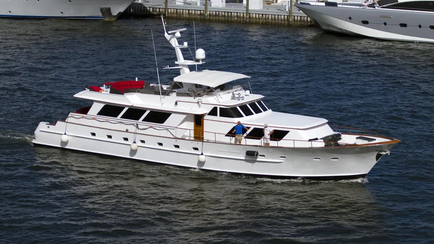 yacht-mia-exterior