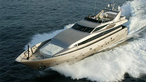 super-yacht-lumar