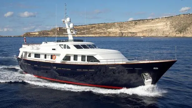pokrov chica i yosh ii motoryacht benetti sd 32m 2009 half profile