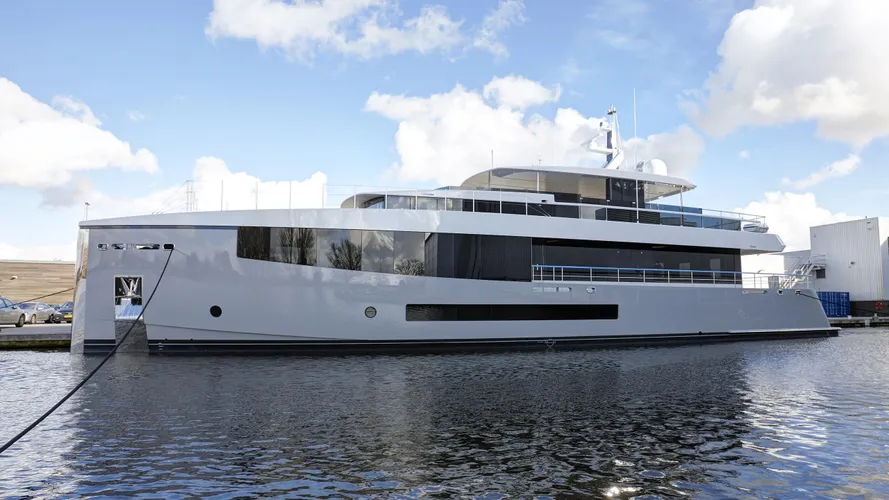feadship-hull-692-2016-34m-de-voogt-bannenberg-rowell-yacht-exterior