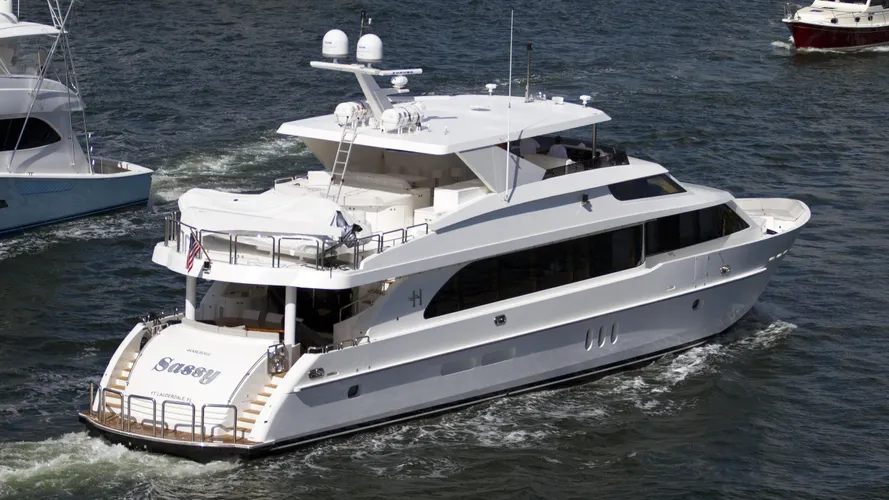 sassy-motoryacht-hargrave-101-2013-31m-stern-running