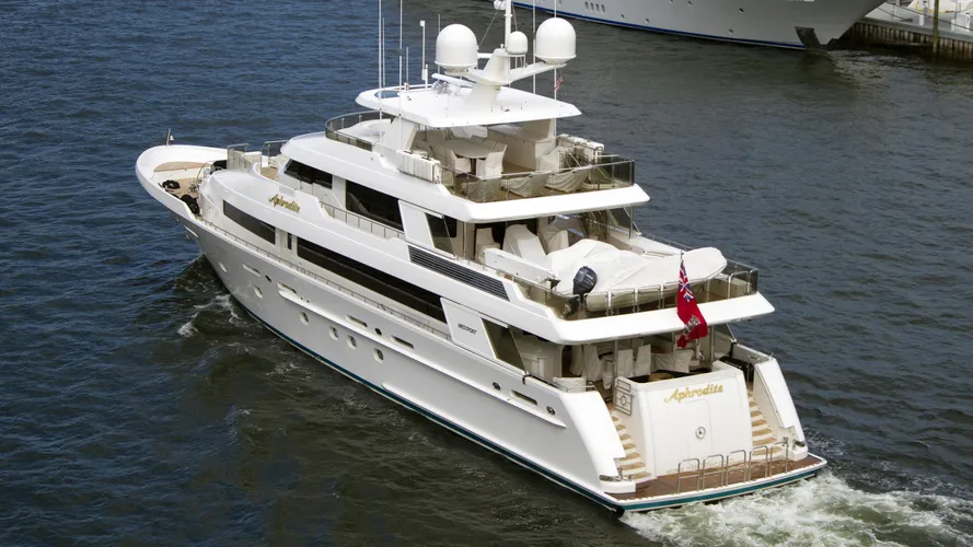 westport-130-4002-aphrodite-2009-motor-yacht-aerial-stern