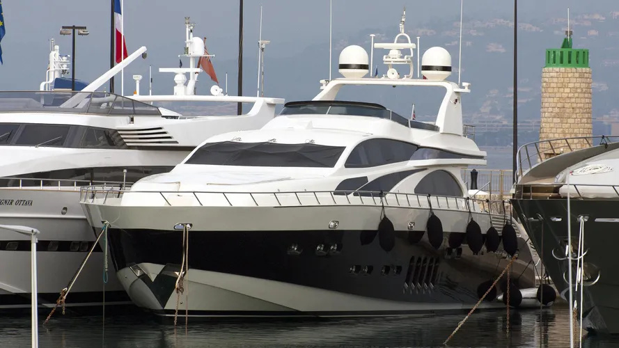 glow-motor-yacht-italyyachts-leopoard-32-sport-2012-32m-half-profile
