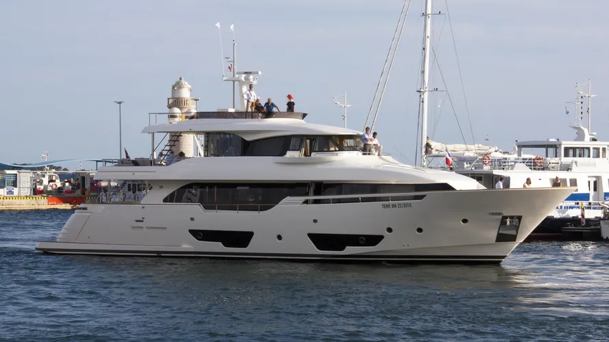 navetta-28-1-motor-yacht-ferretti-custom-line-2014-28m-half-profile