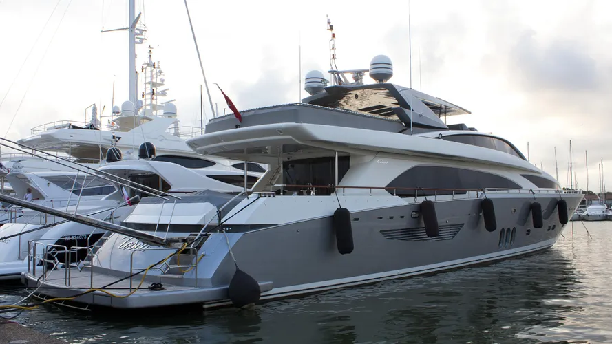 nyota-tosca-motor-yacht-couach-3700-fly-2008-37m-half-profile