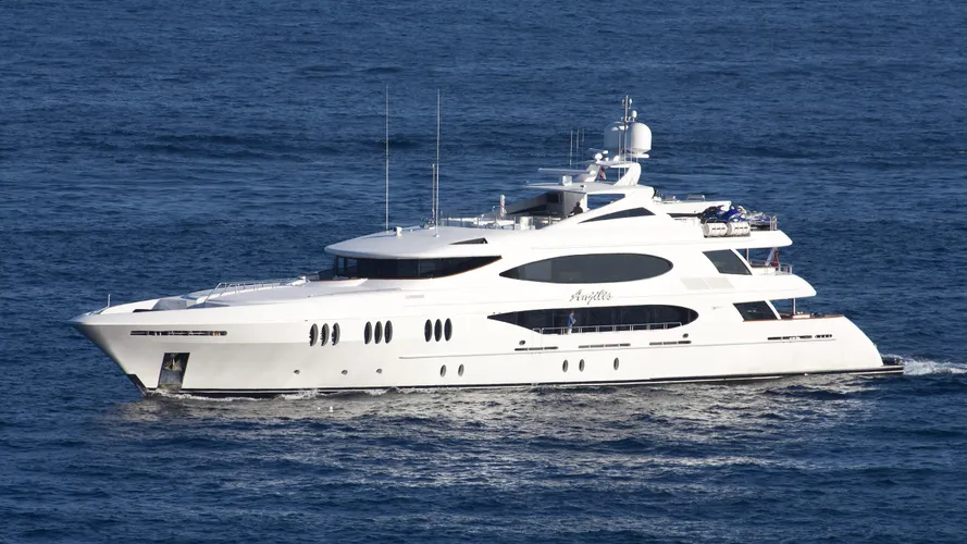 reef-chief-motor-yacht-trinity-161-2009-49m-cruising
