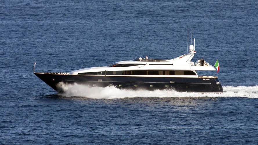 alhena-motor-yacht-admiral-italian-sea-group-33-2004-25m-cruising