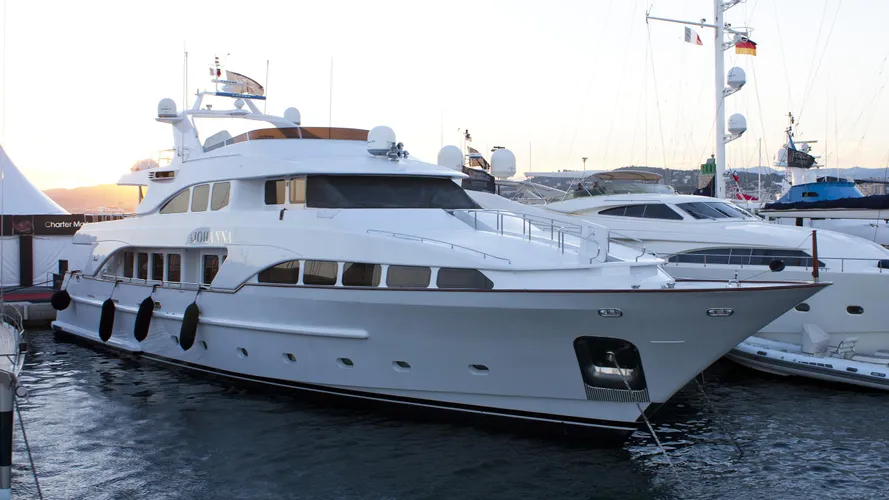 gitana-motor-yacht-Benetti-Classic-115-2003-35m-half-profile