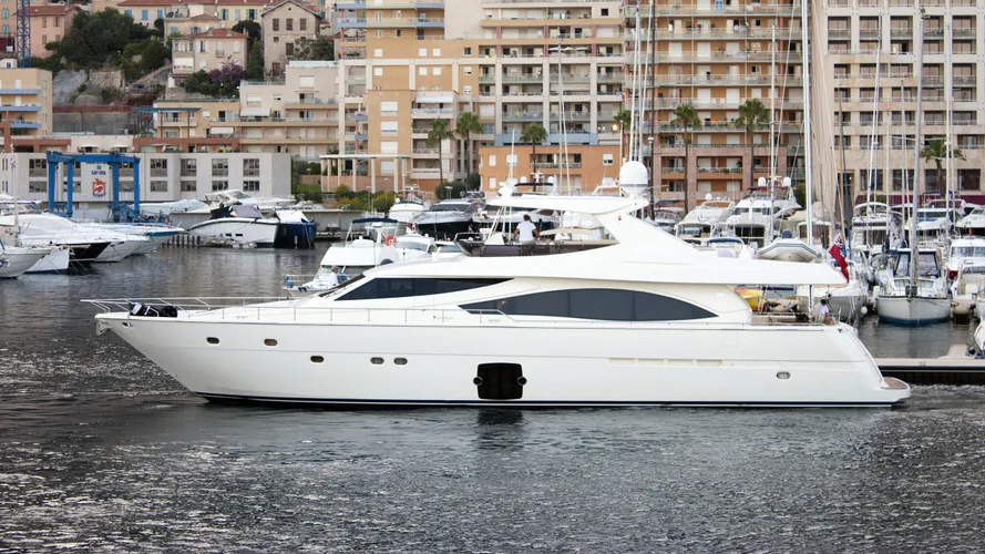 lucky-star-motor-yacht-ferretti-830-2010-25m-profile