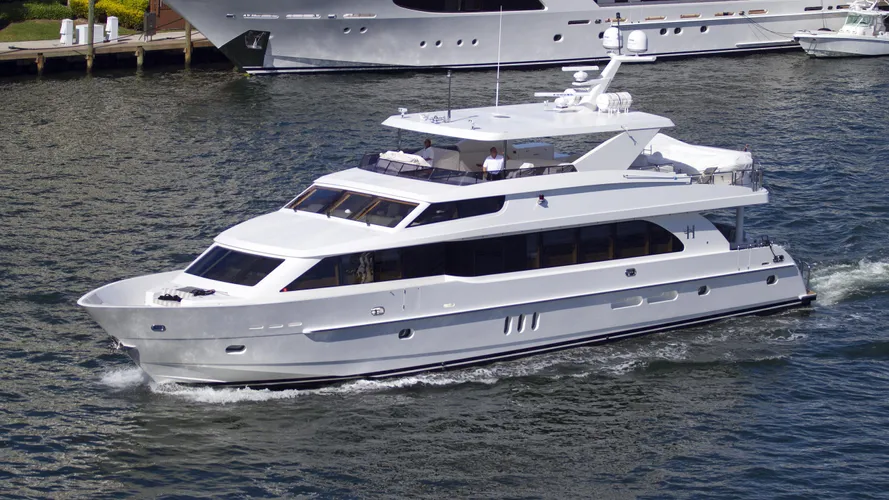 sassy-motoryacht-hargrave-101-2013-31m-bow-running