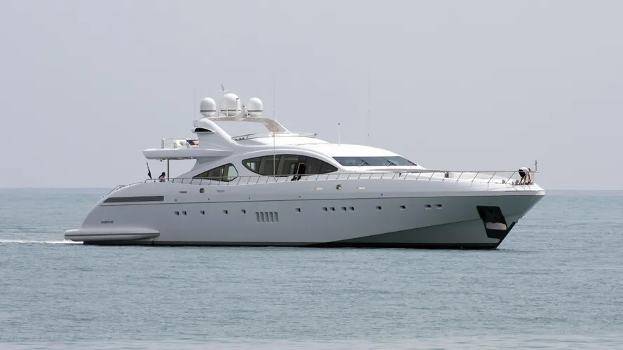 samhan-motoryacht-overmarine-mangusta-165-2008-50m-bow-running