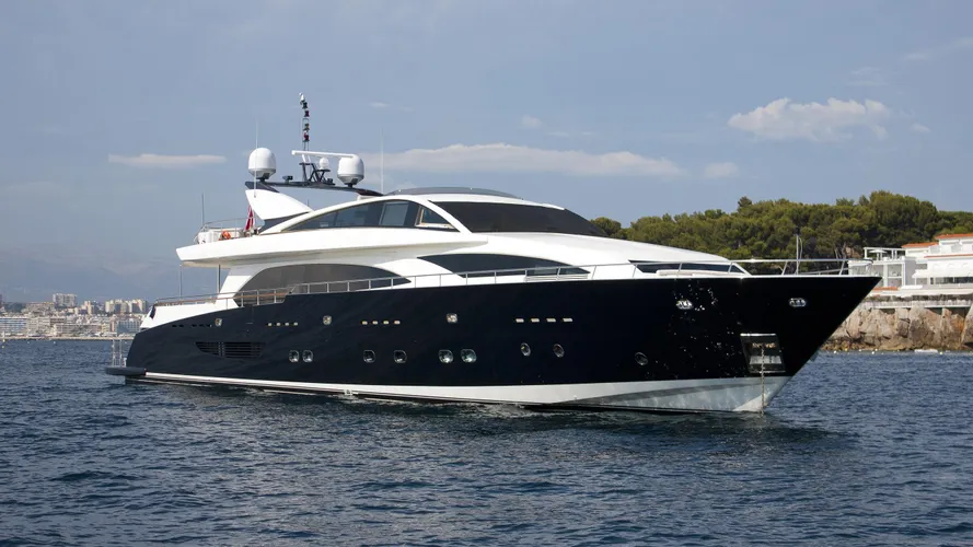 kadimos-motoryacht-couach-yachts-2007-37m-bow-view