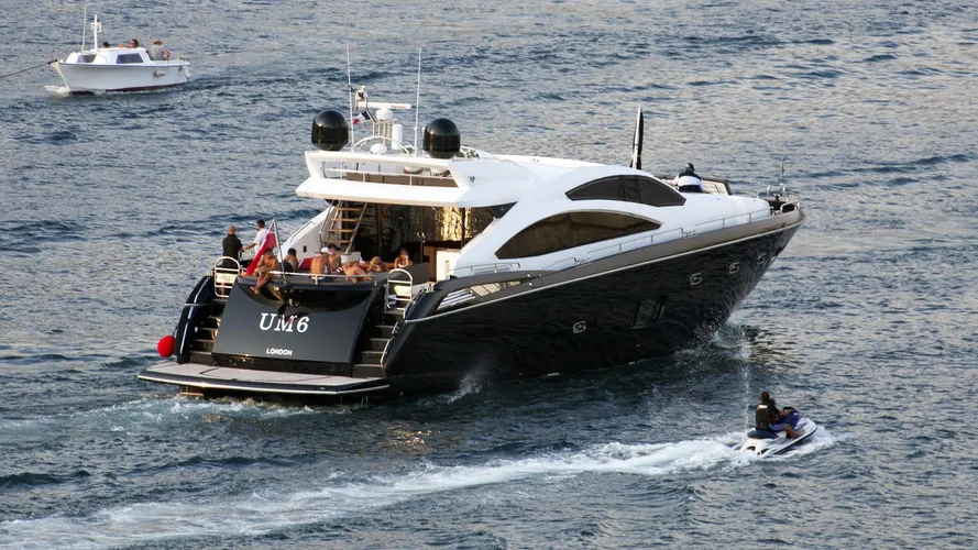 um6-motoryacht-sunseeker-predator-86-2009-26m-stern-running