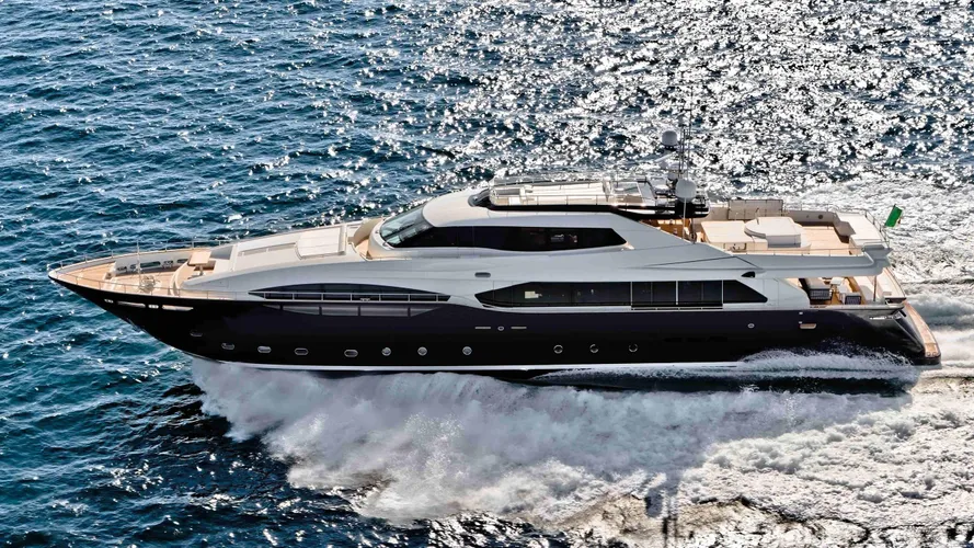 ferretti-custom-line-124-05-motor-yacht-2014-38m-cruising