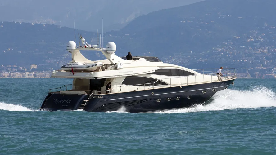 volero-motoryacht-riva-85-opera-2004-26m-stern-running