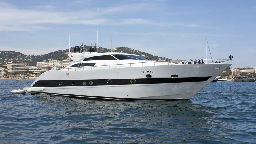 maracana-motoryacht-tecnomar-velvet-90-2007-27m-bow-view