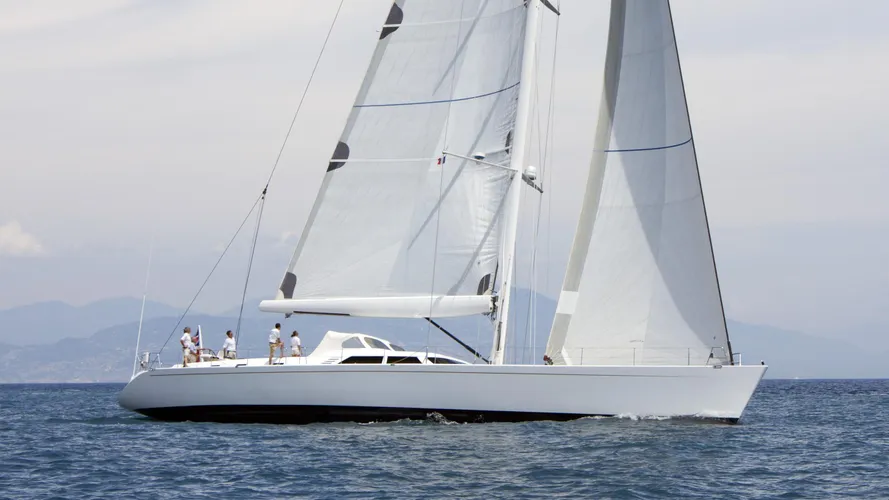 gibian-sailing-yacht-wally-100-2000-30m-profile-running