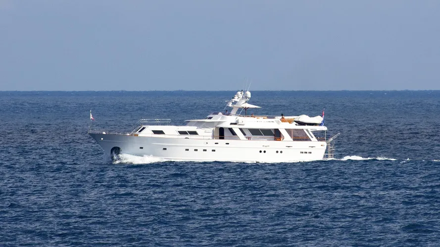passionat-motoryacht-udondo-1973-27m-profile-running