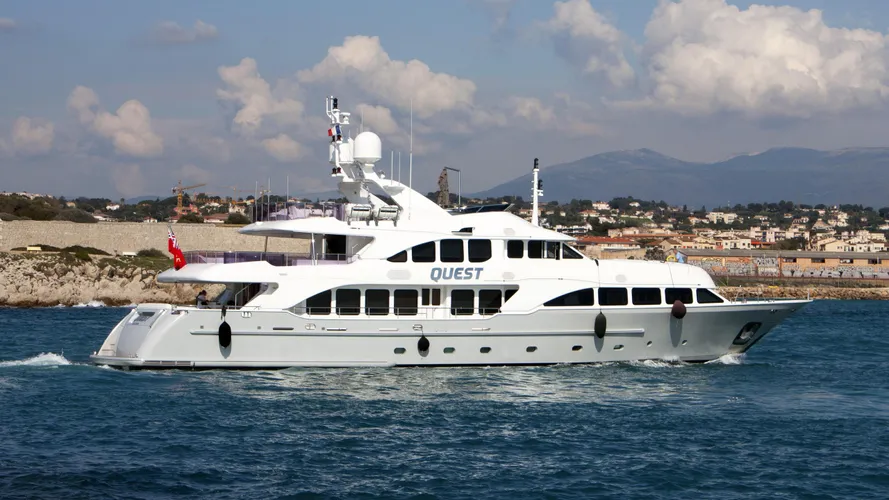 quest-r-motoryacht-benetti-classic-120-2008-37m-profile-running