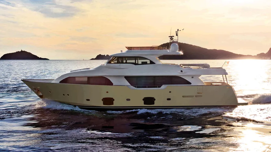 navetta-26c-17-motor-yacht-ferretti-custom-line-2013-profile