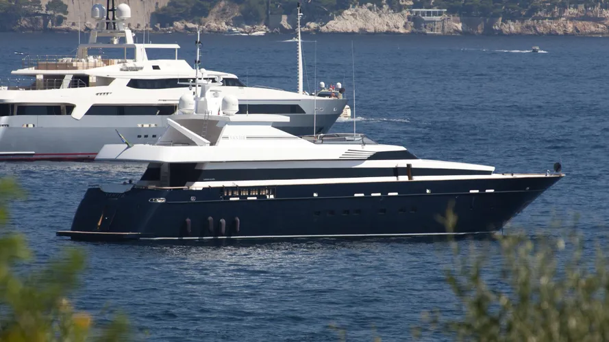 san-jir-motoryacht-cantieri-di-pisa-akhir-38-2007-38m-stern-view