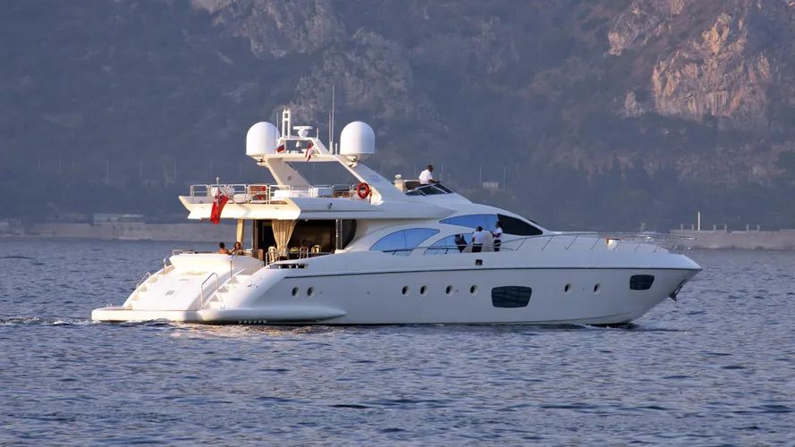 rahil-motoryacht-azimut-98-leonardo-2008-30m-stern-running