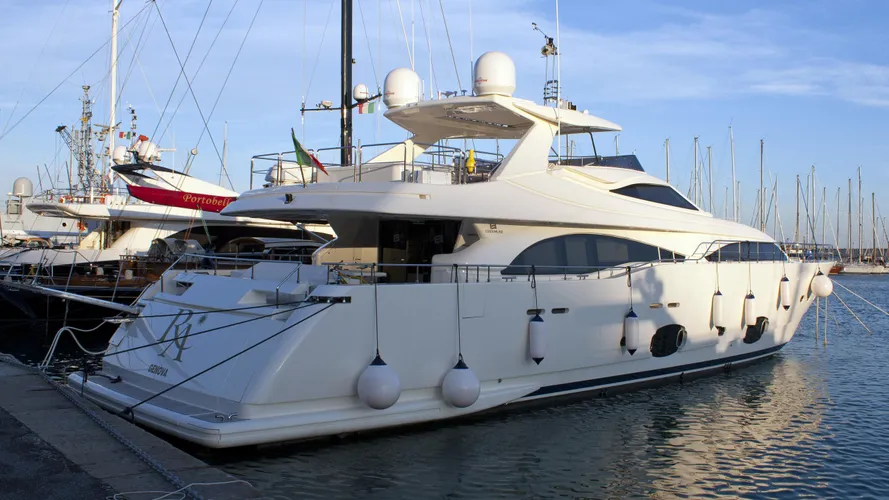 ra-motoryacht-ferretti-custom-line-97-2008-29m-stern-view
