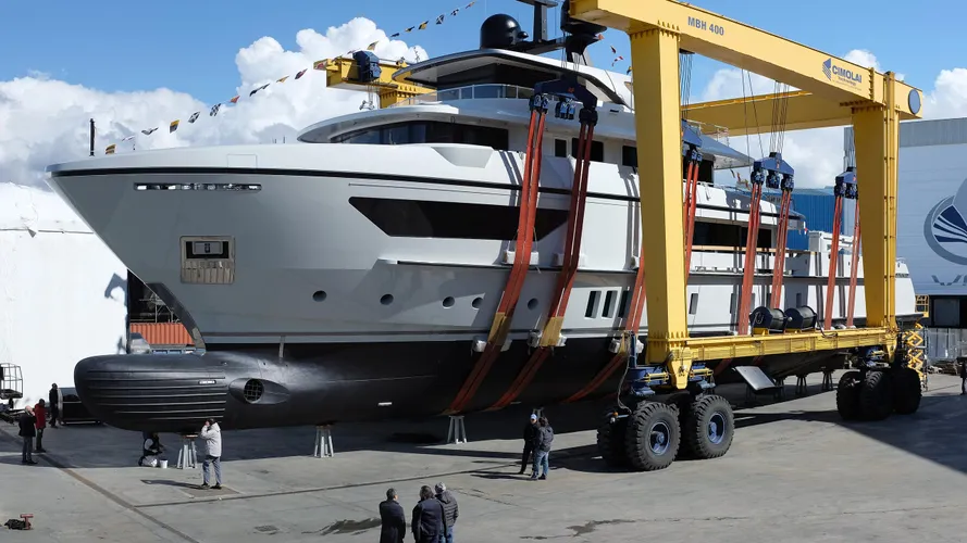 x-motor-yacht-sanlorenzo-460-Exp-2016-42m-on-land-profile