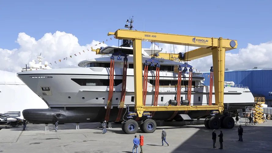 x-motor-yacht-sanlorenzo-460-Exp-2016-42m-on-land-half-profile