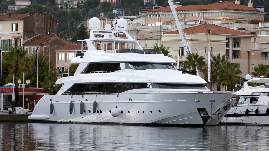 talal-motor-yacht-tecnomar-nadara-45-2010-45m-half-profile