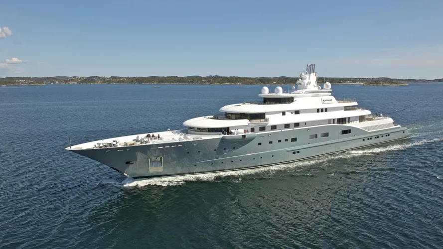 Radiant yacht running