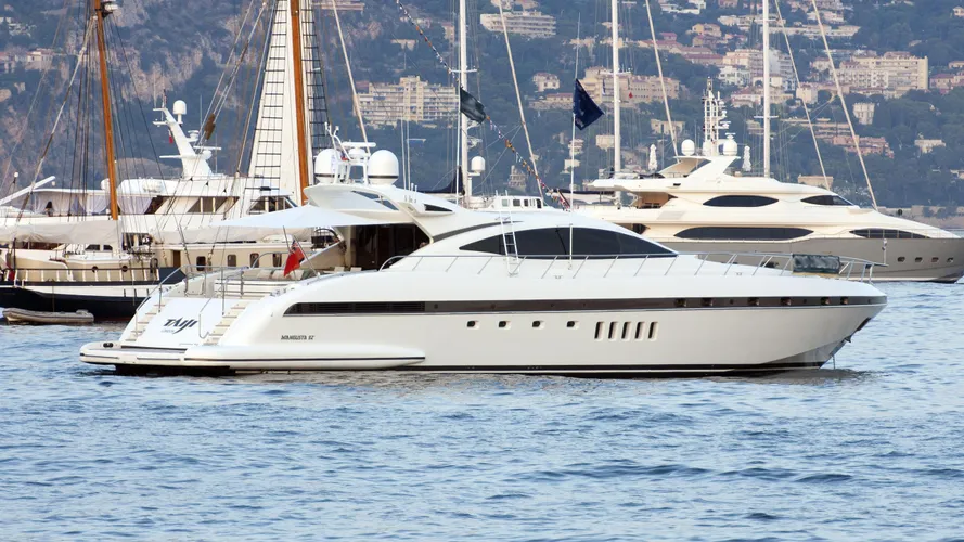 taiji-motor-yacht-overmarine-Mangusta-92-Open-Ht-2006-28m-profile