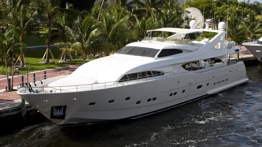 marvi-motor-yacht-ferretti-cusmtom-line-112-2005-34m-profile