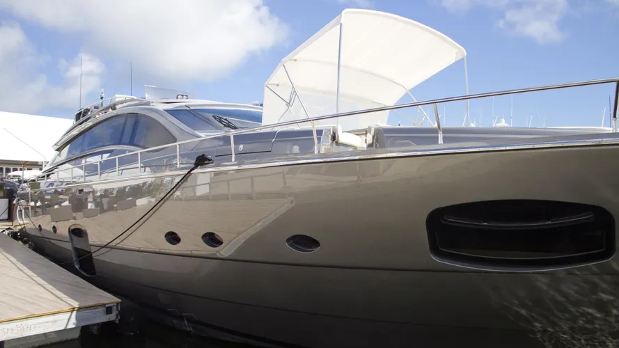 mo-town-motoryacht-pershing-82-2015-25m-bow-view
