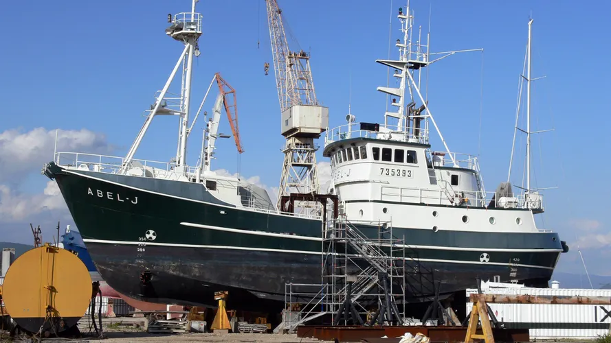 abel-j-explorer-yacht-goudy-stevens-1989-32m-dock