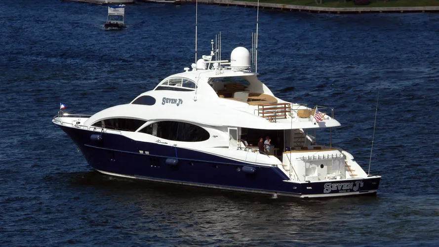 lady-b-motor-yacht-lazzara-110-sl-2005-33m-rear-profile