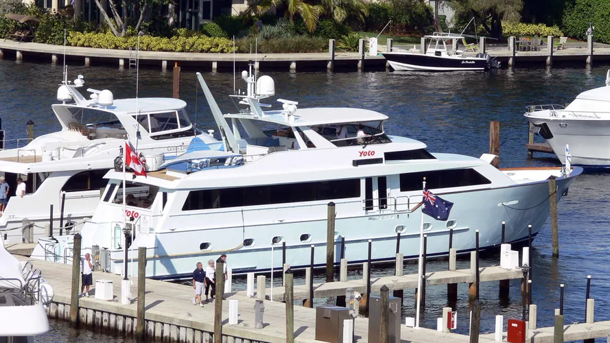yolo-motor-yacht-broward-1995-30m-berth