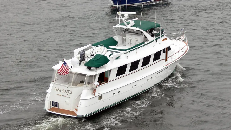 casa-blanca-motor-yacht-hatteras-92-elite-2000-28m-rear-profile