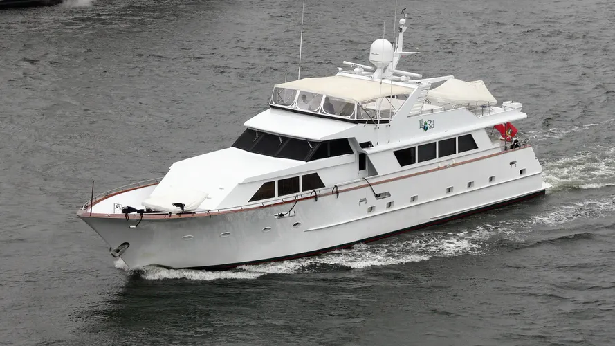center-ring-golden-lady-motor-yacht-broward-1987-30m-cruising