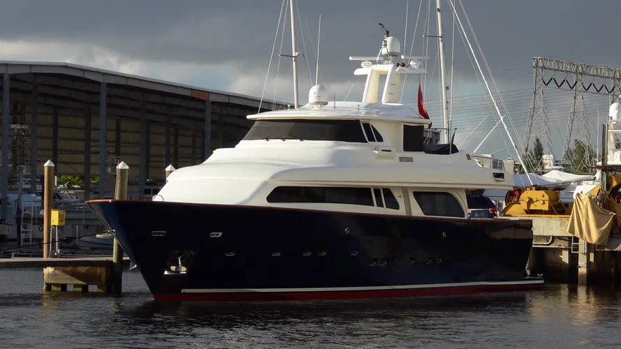 myeerah-motor-yacht-ferretti-navetta-27-2000-27m-half-profile